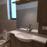 התקנת ארון אמבטיה מעץ + ארון + מראה