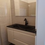 התקנת ארון מטבח מטר שחור עם לבן