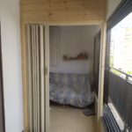 דלת הרמוניקה פתוחה לאחר התקנה במרפסת